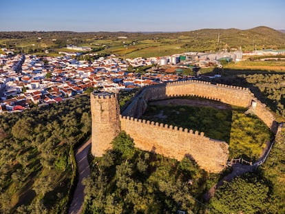 Vista aérea del castillo de origen árabe de Alanís, en la Sierra Norte de Sevilla.