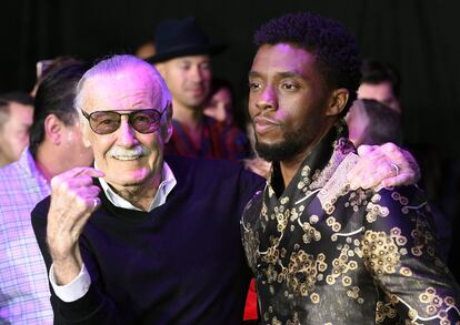 El creador del súperheroe Black Panther, Stan Lee (a la izquierda), junto al protagonista de la película que lleva el título del personaje de cómic, Chadwick Boseman, durante el estreno en Los Ángeles en 2018.