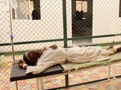 Un enfermo reposa en una camilla del centro de tratamiento de cólera de la provincia de Hajjah, en Yemen, el 1 de junio de 2019.
