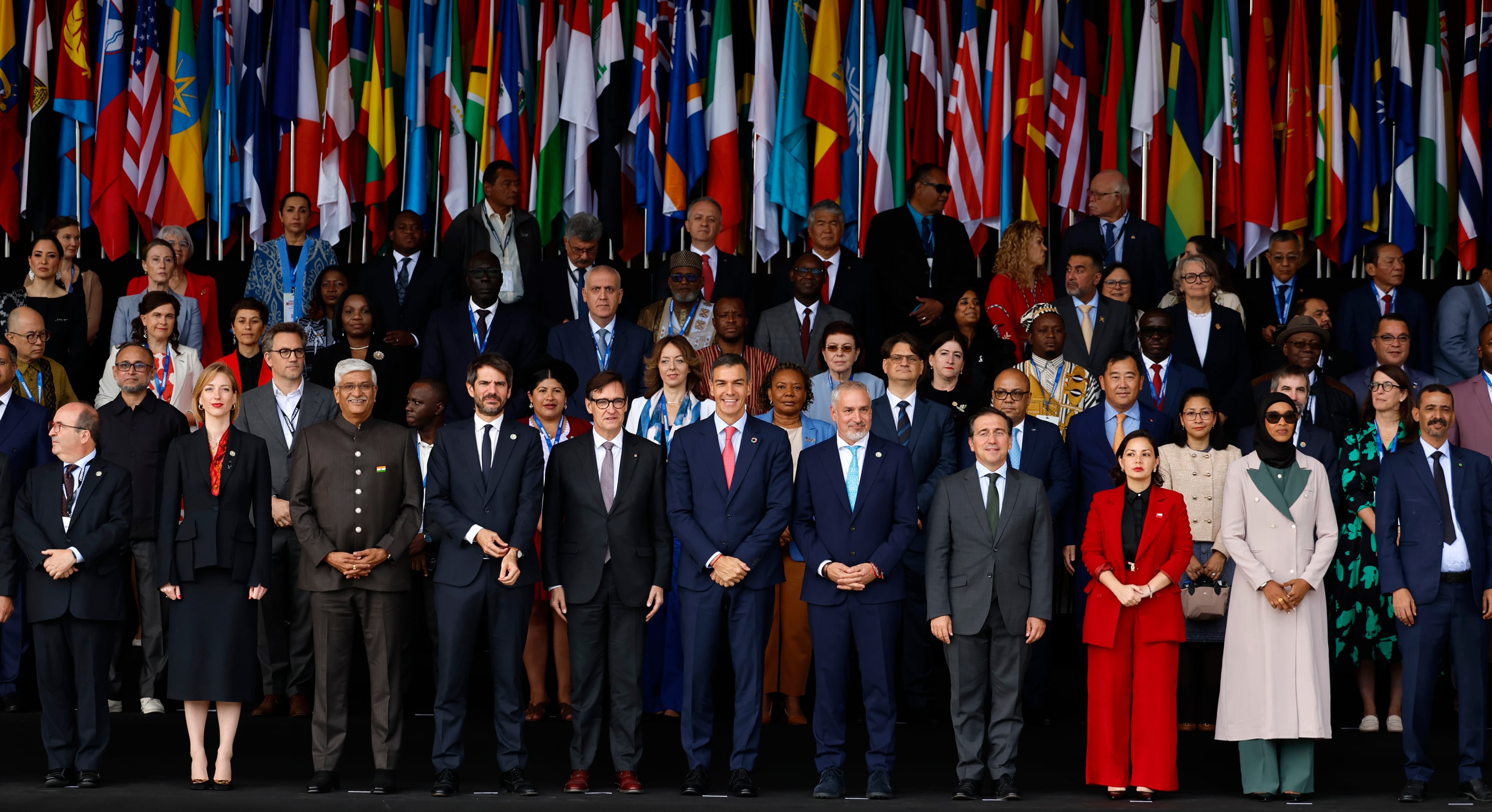 El presidente del Gobierno de España, Pedro Sánchez (c), junto al presidente de la Generalitat de Cataluña, Salvador Illa (5i), los ministros de Cultura, Ernest Urtasun (4i), y de Asuntos Exteriores, Unión Europea y Cooperación, José Manuel Albares (3d), y el director adjunto de la UNESCO, Ernesto Ottone (4d), durante la foto de familia de Mondiacult 2025, la Conferencia Mundial de la UNESCO sobre Políticas Culturales y Desarrollo Sostenible.