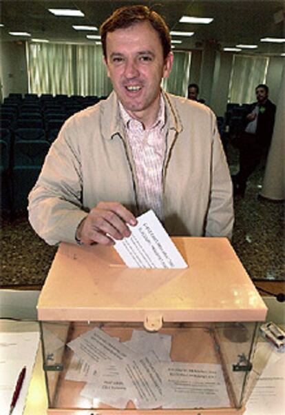 Joan Ignasi Plá, secretario general del PSPV-PSOE, deposita su voto durante las votaciones que se realizan hoy.