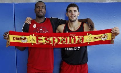 Ibaka y Mirotic posan con una bufanda de España en su etapa como compañeros en el Madrid en 2011.