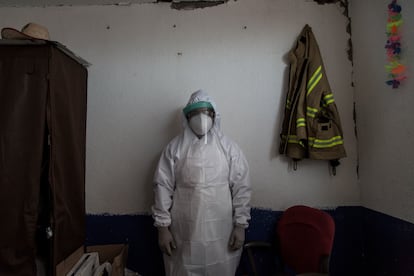 Fernando de la Rosa vestido con el traje epidemiológico antes de acudir a un servicio.