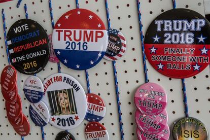 Broches para seguidores de Trump em um posto de venda em Iowa.