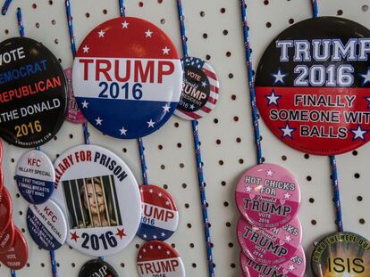 Broches para seguidores de Trump em um posto de venda em Iowa.