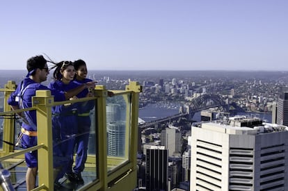 Una cita para disfrutar del 'skyline' de Sidney en una terraza al aire libre asegurados con una cuerda para no salir volando. Y con suelo de cristal bajo los pies. El mirador está a 268 metros de altura.