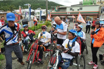 El CEO de Giant es otro de los grandes responsables de la revolución ciclista que ha vivido Taiwan en las últimas dos décadas. En la foto Lo se encuentra con un grupo de discapacitados que está recorriendo la isla con motivo de la Formosa 900. “Las bicicletas son para todos,” afirma durante el encuentro.