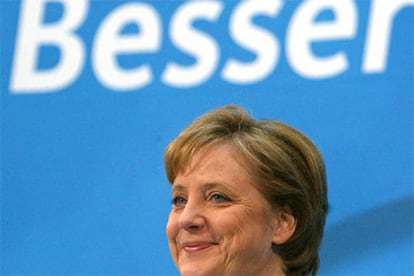 La candidata conservadora a la Cancillería, Angela Merkel, atiende a la prensa tras la reunión de la cúpula de la CDU.