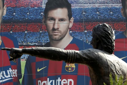 Estatua de Cruyff ante una fotografía de Messi cuando era jugador del Barça, en el exterior del Camp Nou en una imagen de agosto de 2020.