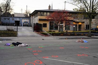 Las pruebas del arrollamiento de un coche a varias personas que participaban en un desfile navideño, rodeadas con pintura en aerosol, en Waukesha, Wisconsin, EE UU.