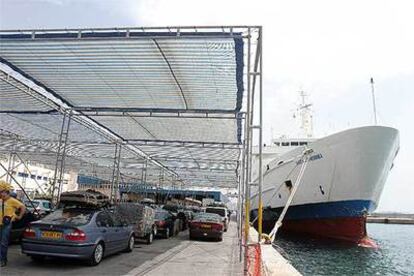 Colas de vehículos que esperan en el puerto de Alicante para embarcar en el ferry rumbo a Orán.
