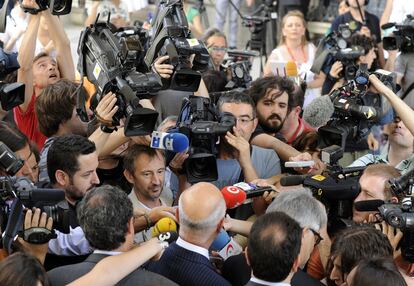 Josep Antoni Duran i Lleida atiende a los medios de comunicación a su llegada al Congreso.