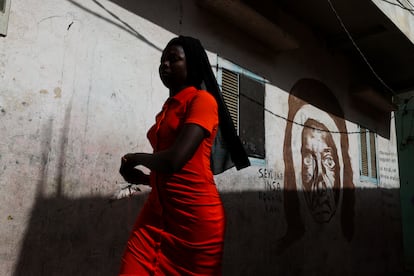 Murales de Thomas Sankara y Patrice Lumumba decoran las calles del barrio de Ngor, en Dakar.
