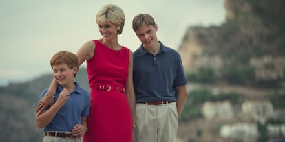 Fflyn Edwards as prince Harry (left) and Rufus Kampa (right) as prince William with Elizabeth Debicki in the role of Diana in 'The Crown.'