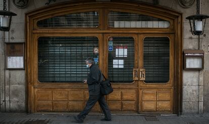 Un cartel recuerda las razones por las que no han levantado la persiana el bar Alt Heidelberg de Ronda de la Universitat.