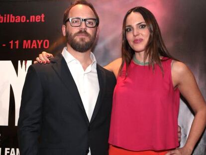 El director de la película, Greg Olliver, y la actriz protagonista, Marta Milans, ayer en Bilbao.  