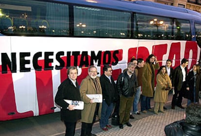 Miembros de ¡Basta Ya! antes de partir ayer de San Sebastián hacia Burgos y Madrid.