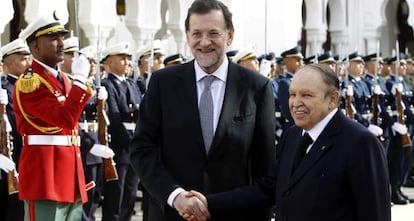 El presidente Mariano Rajoy saluda al presidente argelino, Abdelaziz Buteflika, antes de la reuni&oacute;n de alto nivel entre Espa&ntilde;a y Argelia.
