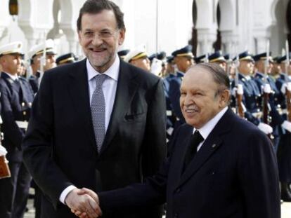 El presidente Mariano Rajoy saluda al presidente argelino, Abdelaziz Buteflika, antes de la reuni&oacute;n de alto nivel entre Espa&ntilde;a y Argelia.