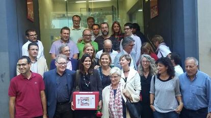 Núria Parlon, en la sede del PSC, con un grupo de seguidores