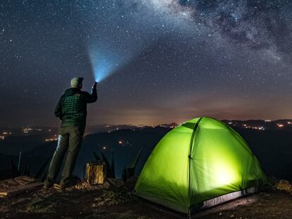 Tener una linterna recargable a mano puede resultar muy conveniente para sortear imprevistos al aire libre. GETTY IMAGES.