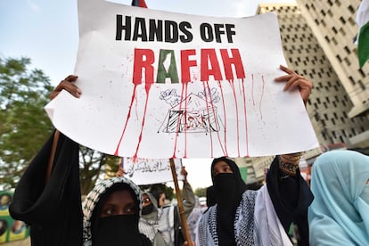 Jóvenes se manifiestan en apoyo a palestina, el 8 de mayo en la ciudad de Karachi (Pakistán). 