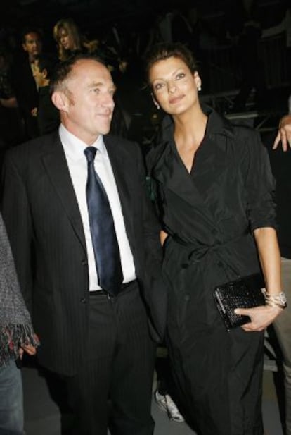 François-Henri Pinault y Linda Evangelista, en octubre de 2006, en un desfile de Alexander McQueen, firma que pertenece al conglomerado que él ahora dirige.