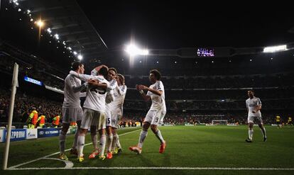 Los jugadores del Real Madrid celebran el 2 a 0