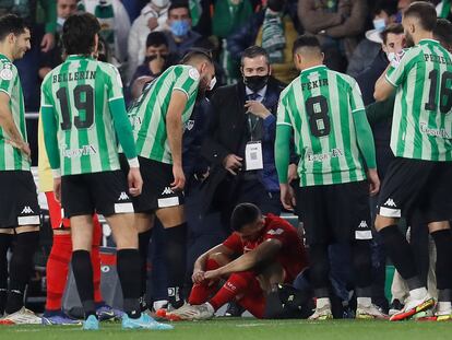 Joan Jordán se sienta tras recibir el impacto de una barra PVC en el derbi sevillano.