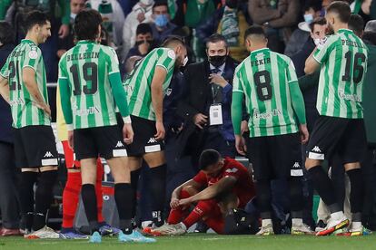 Joan Jordán se sienta tras recibir el impacto de una barra PVC en el derbi sevillano.