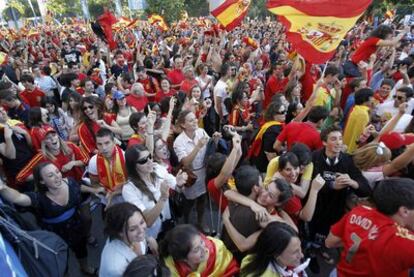 Hinchas de la selección española se abrazan frente al Bernabéu, tras uno de los goles del equipo ante Honduras.