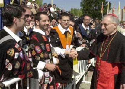 Ni siquiera la inefable tuna ha querido perderse el evento. En la foto, el cardenal de Madrid y presidente de la Conferencia Episcopal Española, Antonio María Rouco Varela, saluda a sus integrantes.