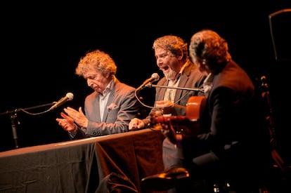 Ángel Gabarre, Juañares y Montoyita (de espaldas), en un momento de su concierto en Madrid en el festival Suma Flamenca.
SUMA FLAMENCO 2021
TEATROS DEL CANAL fotografiado por el fotografo Pablo Lorente