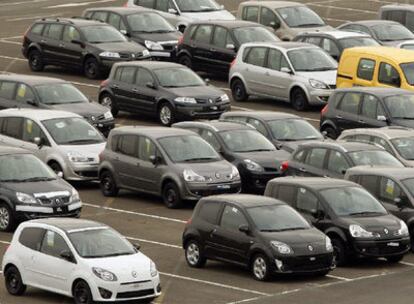 Vehículos de Renault en stock en una de sus factorías cerca de París