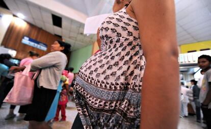 Una embaraza espera en un hospital de Tegucigalpa (Honduras).