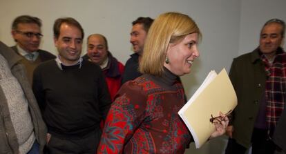 La alcaldesa de Jerez, María José García Pelayo, pasa junto a empleados municipales.