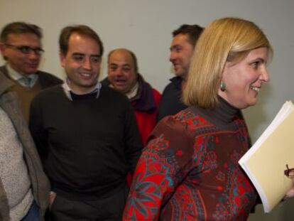 La alcaldesa de Jerez, Mar&iacute;a Jos&eacute; Garc&iacute;a Pelayo, pasa junto a empleados municipales.