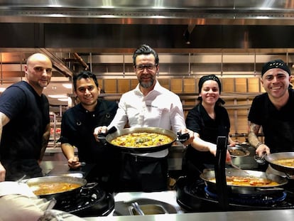 Quique Dacosta con algunos de sus colaboradores en las cocinas de Arros en Londres. / Capel