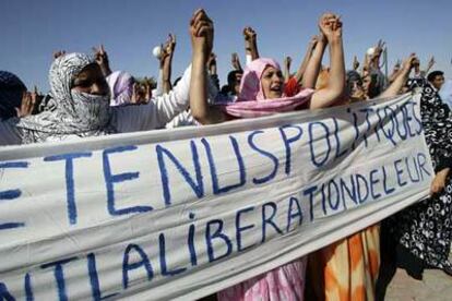 Saharauis se manifiestan en El Aaiún por la libertad de los hombres encarcelados tras los disturbios de mayo.