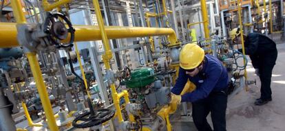 Trabajadores en la refiner&iacute;a de Cepsa en San Roque (C&aacute;diz).