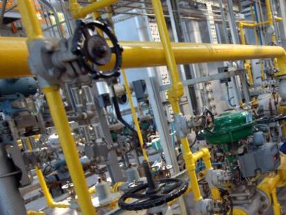 Trabajadores en la refiner&iacute;a de Cepsa en San Roque (C&aacute;diz).