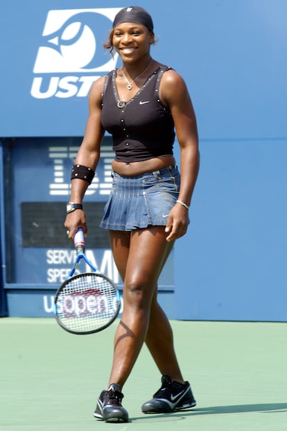 Williams dijo inspirarse en James Dean para romper con la tradición y llevar el tejido vaquero a las pistas, combinando falda y crop top. Antes, otra figura provocadora del tenis como Andre Agassi, ya había lucido shorts vaqueros.