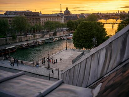 El Sena y sus puentes, y a lo lejos la cúpula del Instituto de Francia, la de los Inválidos y la Torre Eiffel, fotografiados desde la isla de la Cité.