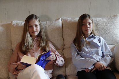 Durante la pandemia y para conmemorar el Día del Libro, la princesa Leonor y la infanta Sofía leyeron 'El Quijote' en el palacio de La Zarzuela.