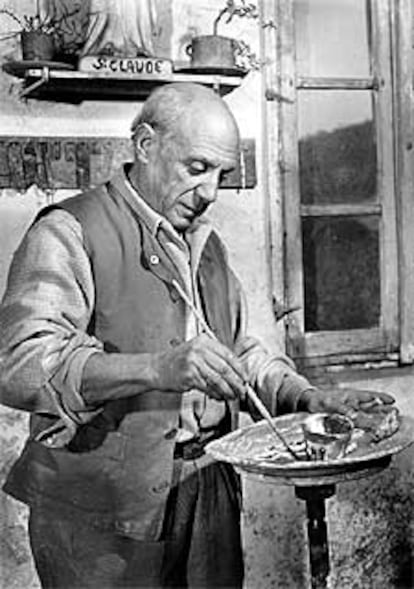 Pablo Picasso decora un plato de cerámica en el taller de Madame Ramie, en Vallauris, la Costa Azul francesa, en marzo de 1948.