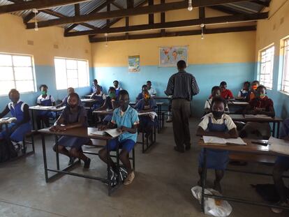 Estudiantes en Kasiya Community School, en Zambia, respetando las medidas de prevención.