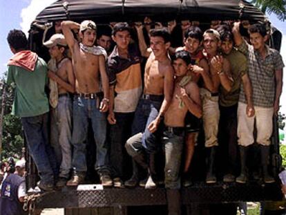 En la imagen, uno de los camiones en los que se ha trasladado a los campesinos liberados por los paramilitares en el municipio de Villanueva.