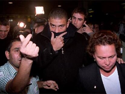 Ronaldo, abrazado a su madre, a su llegada a Madrid.