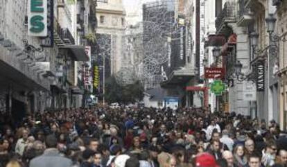 Miles de personas recorren la calle Preciados de Madrid para hacer sus compras navideñas. EFE/Archivo