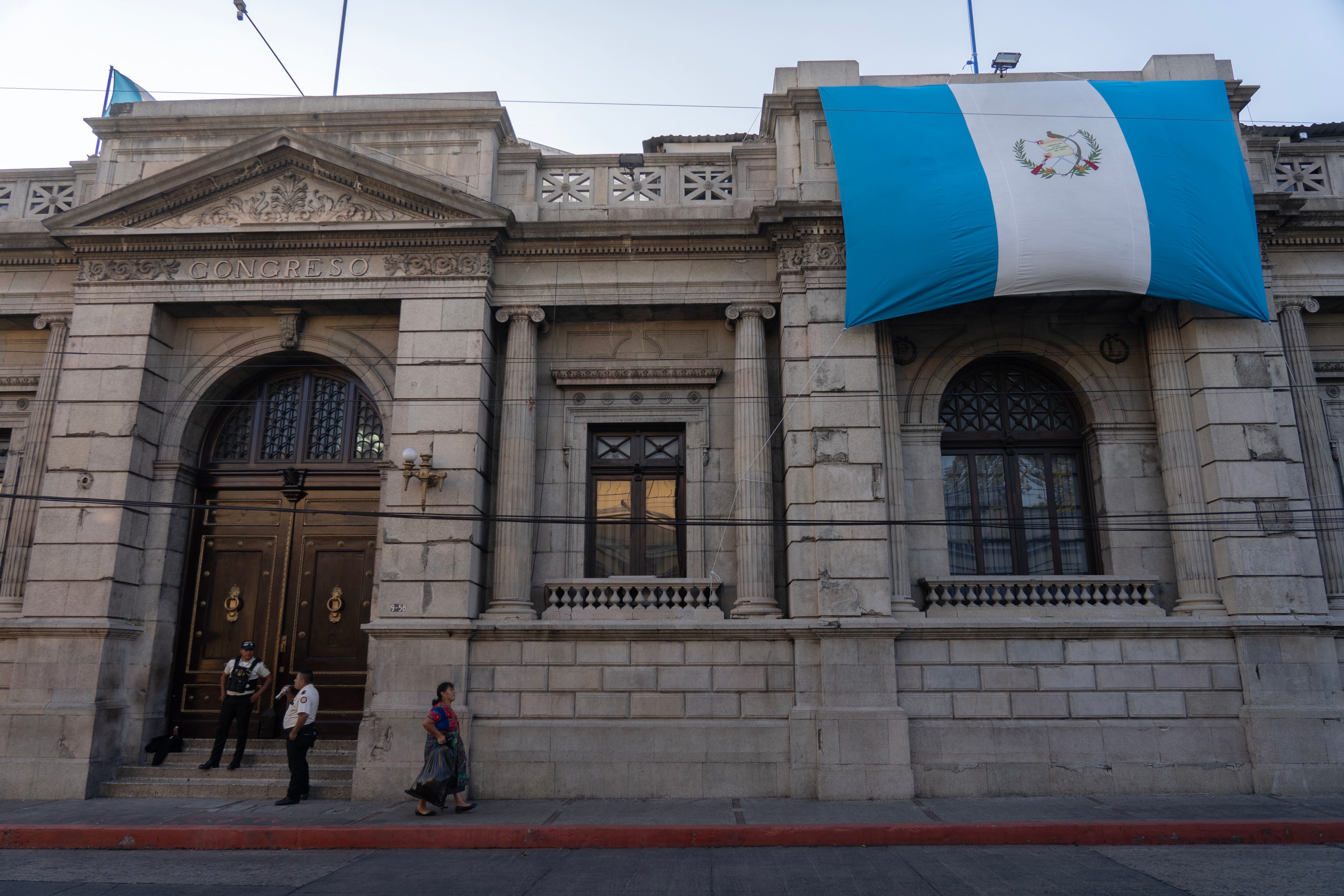 Vista del Congreso de la República de Guatemala este viernes resguardado por la policía antes de la investidura de Arévalo.